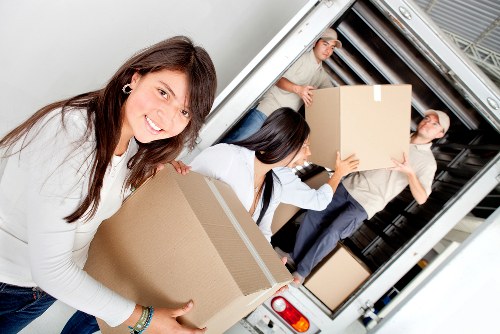 Professional moving support in Woodside Park for household items